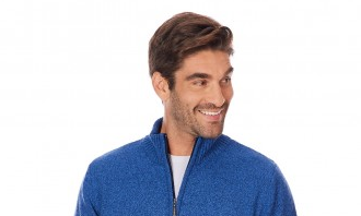 Mężczyzna ma na sobie niebieski sweter
