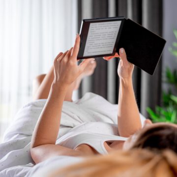 Kobieta posiadania etui na Kindle