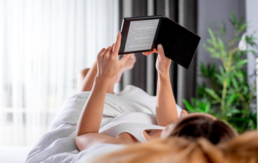 Kobieta posiadania etui na Kindle