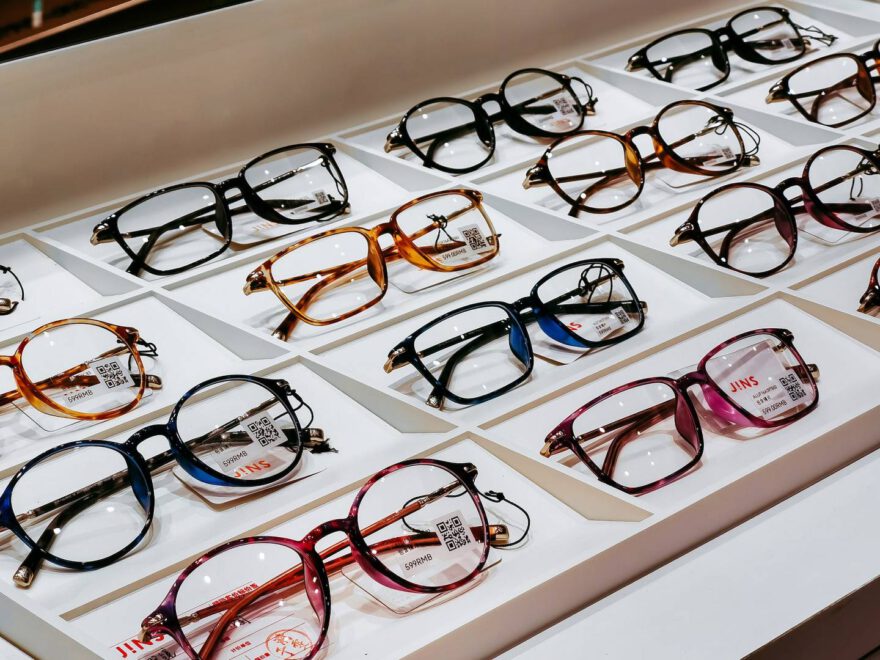 Różne oprawki okularów leżą obok siebie